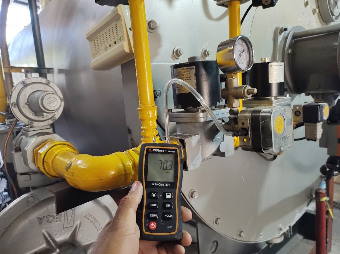 Queimador industrial em operação após manutenção especializada