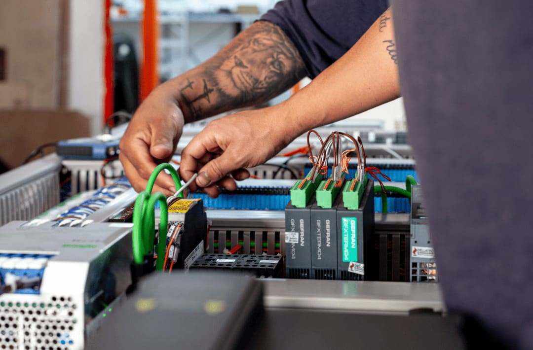 Técnico realizando manutenção em queimador industrial